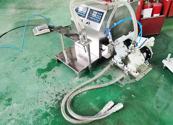 高粘度瓶、袋一體液體洗滌劑灌裝機(jī)-01